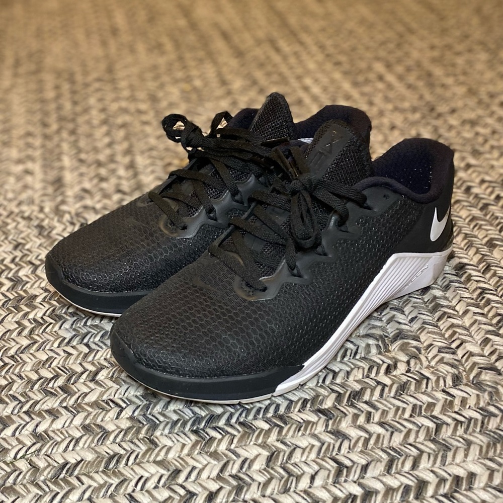 Nike Metcon 5 Men’s 7.5/ Women’s 9